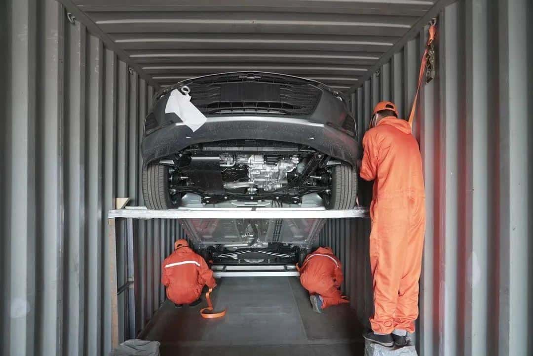 تثبيت مركبة داخل حاوية شحن