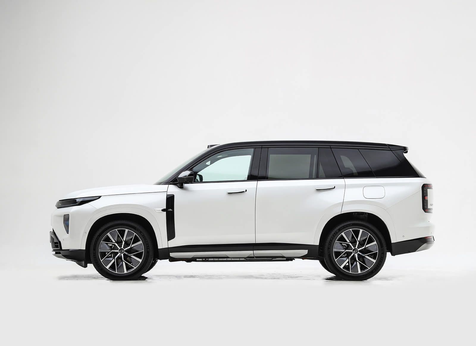 255km vs 205km vs 180km EV Range: Matching GAC S7 Battery Trims to Local Market Needs — Ultra 4WD in white, side profile